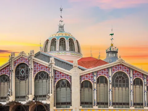 Atardecer detrás del Mercado Central de Valencia