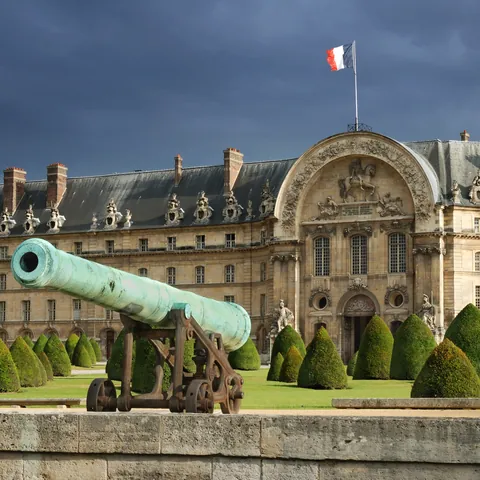 Museo del Ejército de París con un cañon antiguo