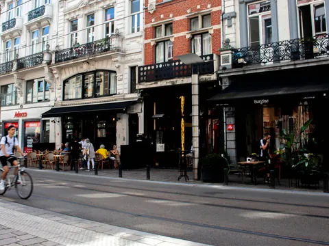Calle de Gante frente a edificios históricos en Bélgica