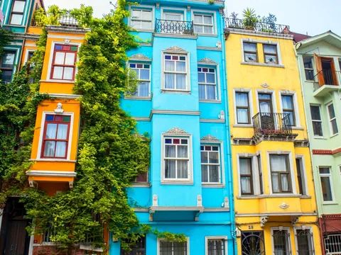 Casas históricas de colores en el barrio de Balat, Estambul, Turquía