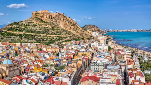 Panorámica de Alicante con el castillo de Santa Bárbara y la playa del Postiguet