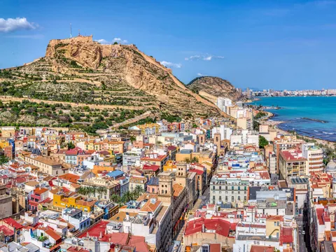 Panorámica de Alicante con el castillo de Santa Bárbara y la playa del Postiguet