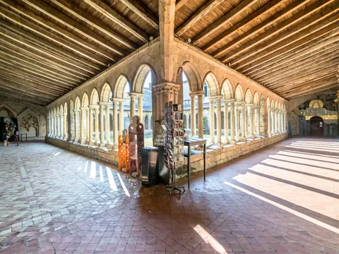 El interior de la Iglesia de Saint-Emilion guarda siglos de espiritualidad.