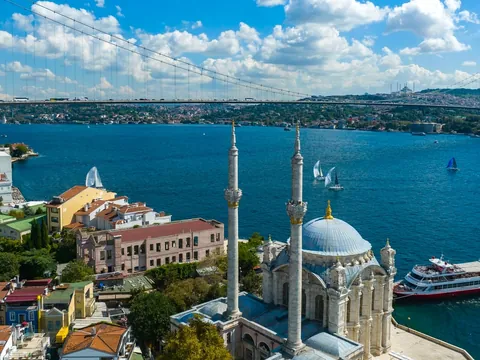 Vista del Bósforo en Beşiktaş con la mezquita de Ortaköy y el puente colgante de Estambul, Turquía