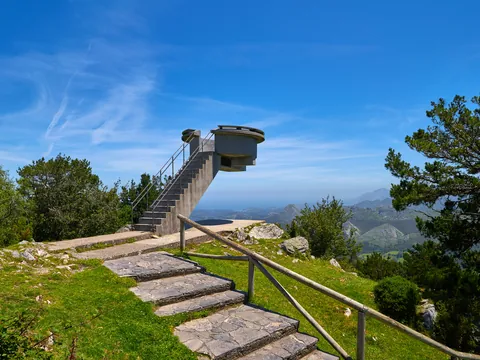 Plataforma del Mirador del Fitu con escaleras hacia vistas de montaña y mar de Asturias