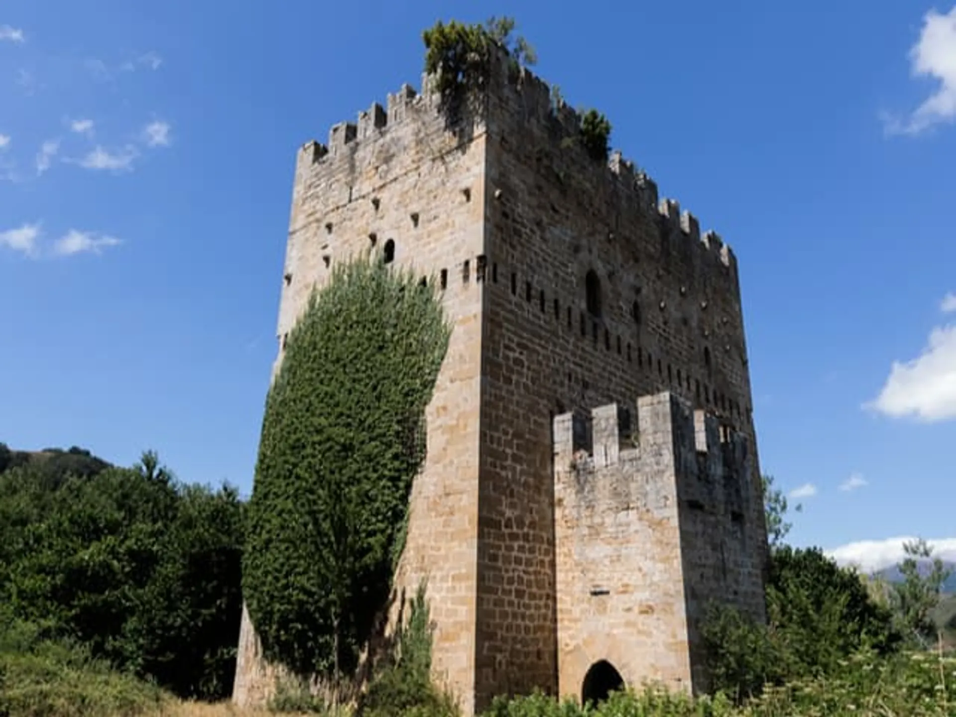 Ruinas de la Torre Medieval en Espinosa de Los Monteros en Burgos - 10 lugares por donde pasa la vuelta ciclista España que no te puedes perder- blog Buendía tours