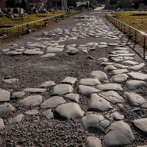 Antiguo tramo de la Via Sacra en Roma con su empedrado histórico irregular