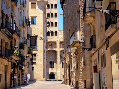 Calles estrechas y fachadas históricas del Barrio Gótico de Barcelona