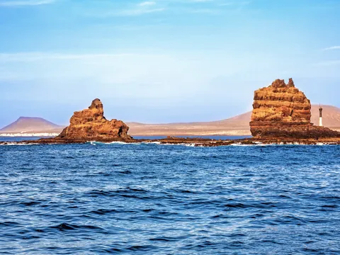 Formaciones rocosas que encontrarás en el paisaje entre Lanzarote y la Isla de la Graciosa.