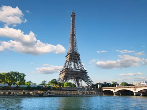 Torre Eiffel junto al río Sena en París.