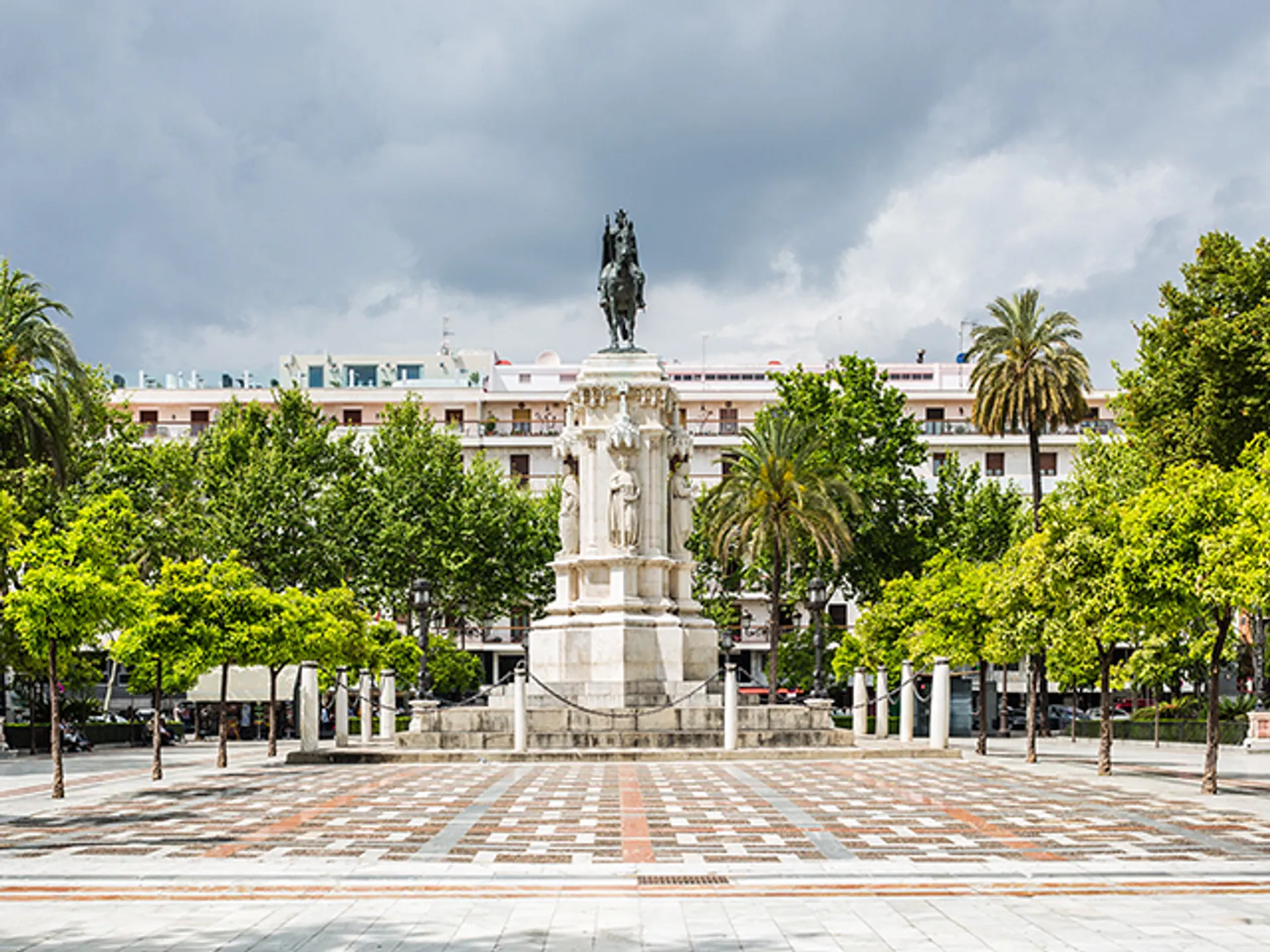 Plaza Nueva con estatua de Fernando III de Castilla en Sevilla - Plaza Nueva con estatua de Fernando III de Castilla en Sevilla
