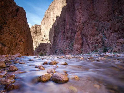 Gargantas del Todra con río y paredes rocosas en Marruecos