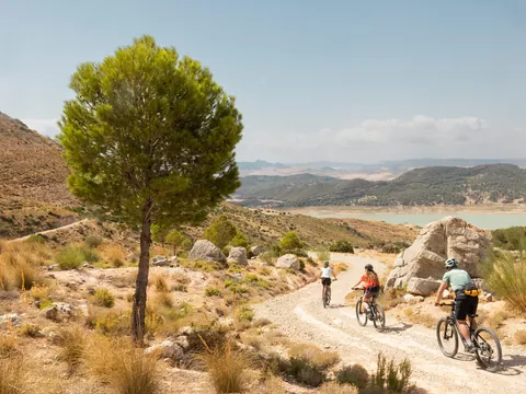 Pareja de ciclistas rodando con sus e-bikes en la sierra de El Chorro