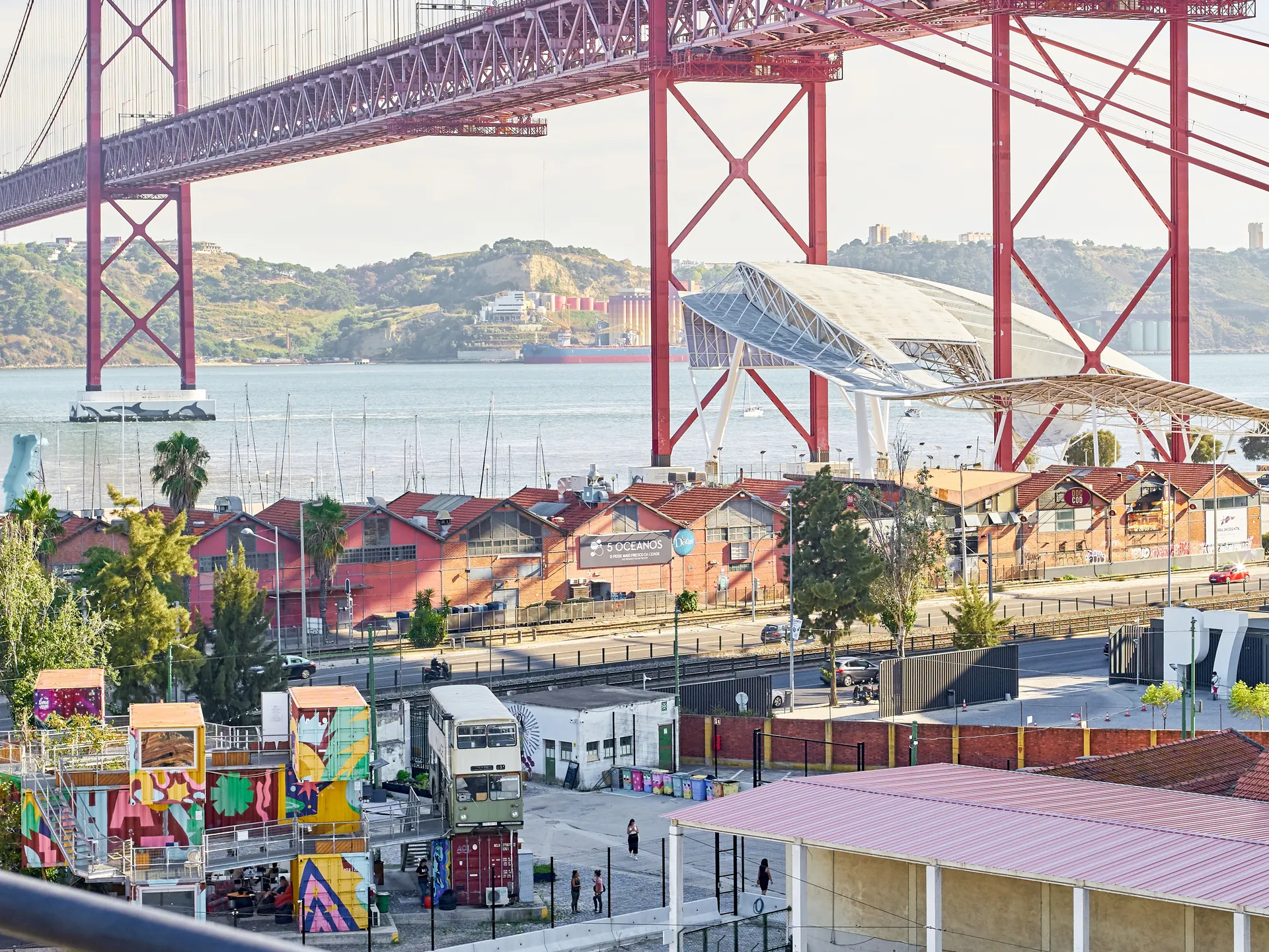 Vista aérea de la LX Factory y el Puente 25 de Abril en Lisboa - Asya Nurullina / Shutterstock.com
