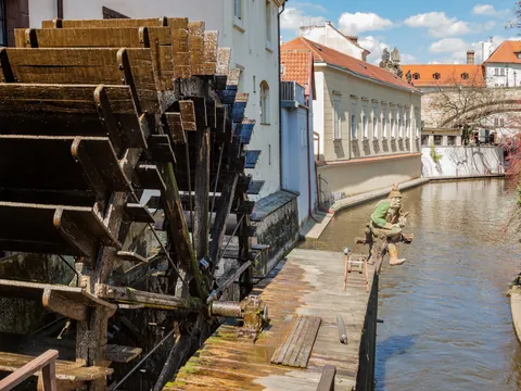 El molino del Gran Prior con el arroyo Certovka en la Isla Kampa, Praga.