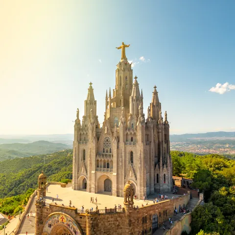 Vista Templo Expiatorio del Sagrado Corazón de Jesús - Monte Tibidabo de Barcelona - Qué ver en Barcelona - Guía de Viajes Barcelona - Buendía Tours
