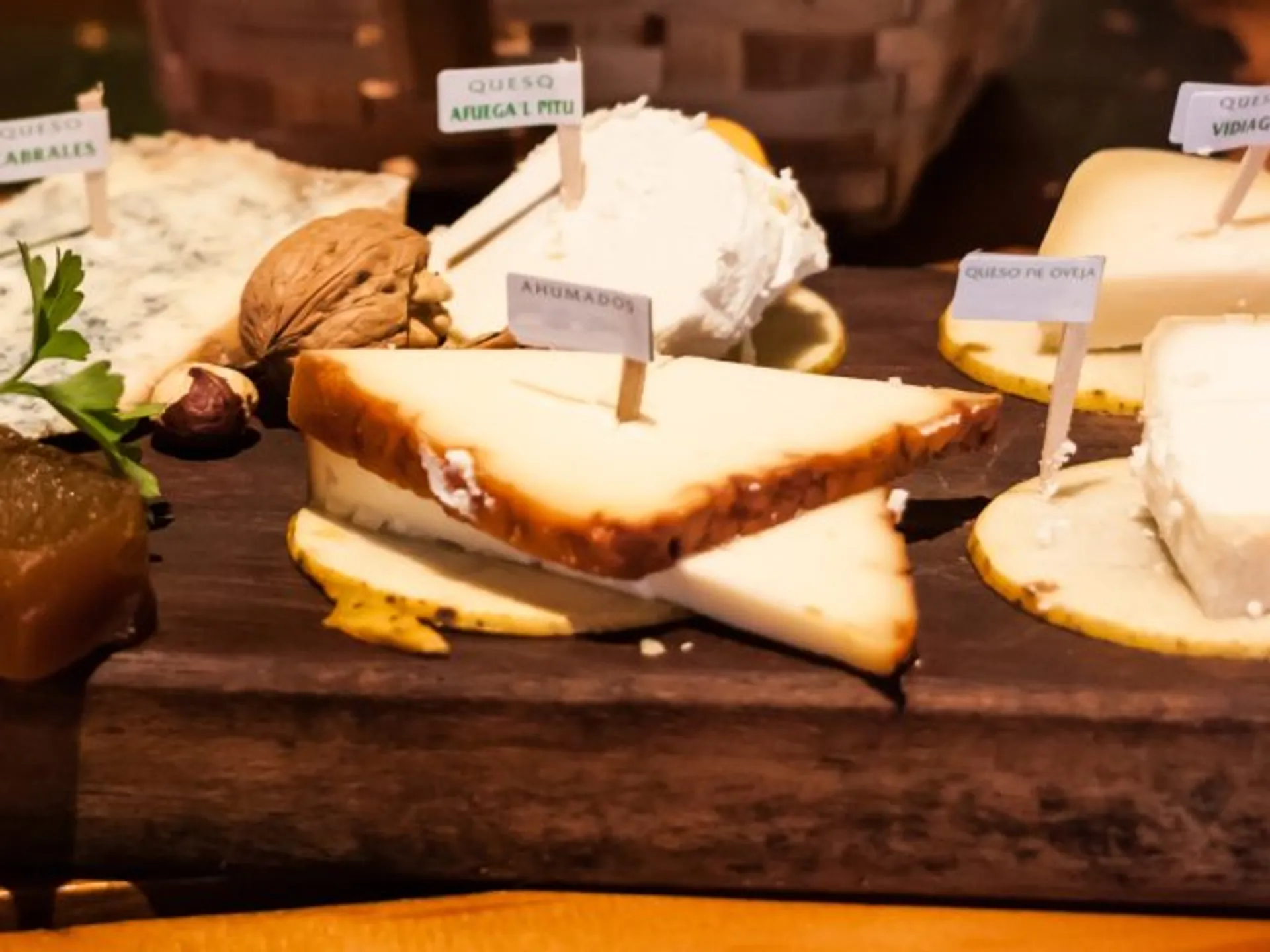 Tabla de Quesos en Oviedo - Comer en Oviedo - Guía de Viajes Oviedo - Buendía Tours