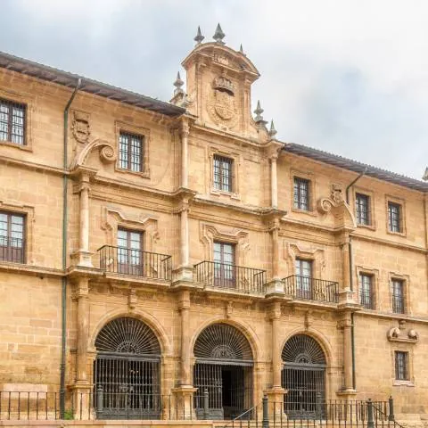 Monasterio de San Pelayo - Qué ver en Oviedo - Guía de Viajes Oviedo - Buendía Tours
