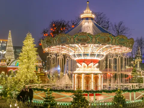 Carrusel navideño en los Jardines Tivoli de Copenhague, Dinamarca