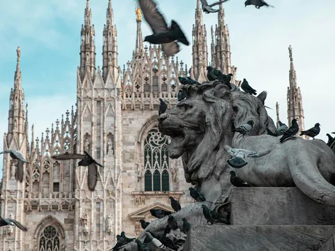 Estatua del león en Piazza del Duomo de Milán
