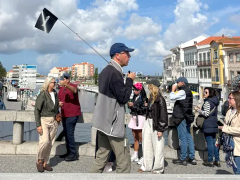 guía de buendía aportando contexto a un grupo en Aveiro Portugal