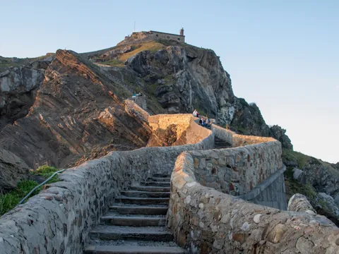 Escaleras de piedra serpenteando hacia la ermita en lo alto de San Juan de Gaztelugatxe, junto al mar.