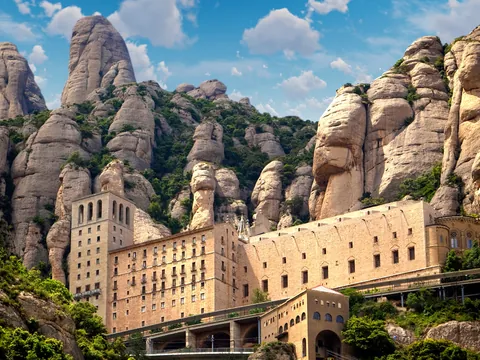 Monasterio de Montserrat entre las montañas emblemáticas de Cataluña