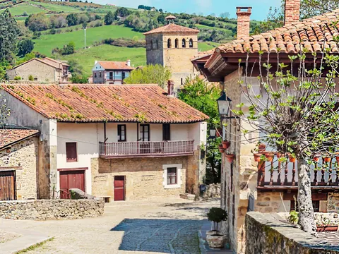 Casas y calles típicas de Santillana del Mar, que parecen haber quedado atrapadas en la Edad Media.