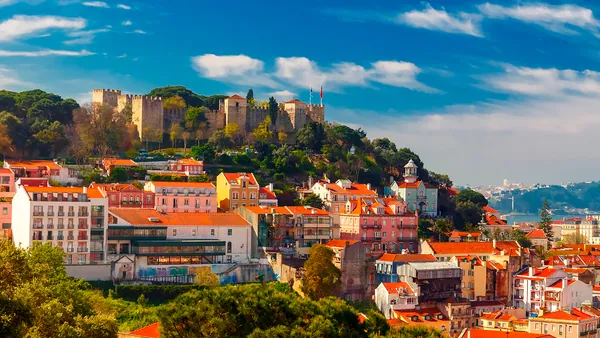 Vista del Castillo de San Jorge sobre los tejados del centro histórico de Lisboa