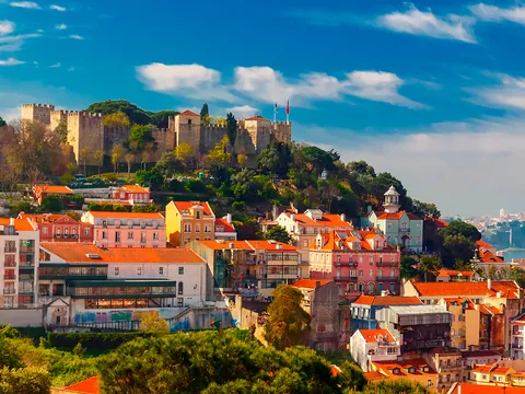 Vista del Castillo de San Jorge sobre los tejados del centro histórico de Lisboa