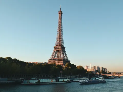 Torre Eiffel sobre el río Sena en París, Francia.