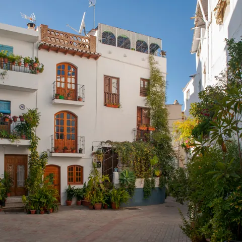 Plaza Lanjarón - Lanjarón: La puerta de la Alpujarra - Alrededores de Granada - Qué ver en Granada - Guía de Viajes Granada - Buendía