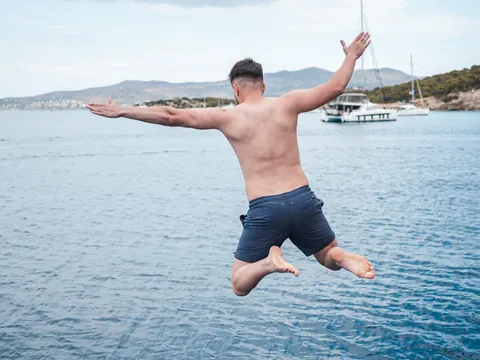 Salto en medio del mar para disfrutar de un refrescante baño.
