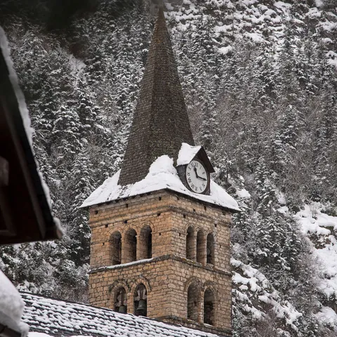 Torre de la iglesia de Santa María de Artiés - Iglesia de Santa María de Artiés - Qué ver en Baqueira Beret - Guía de Viajes de Baqueira Beret - Buendía
