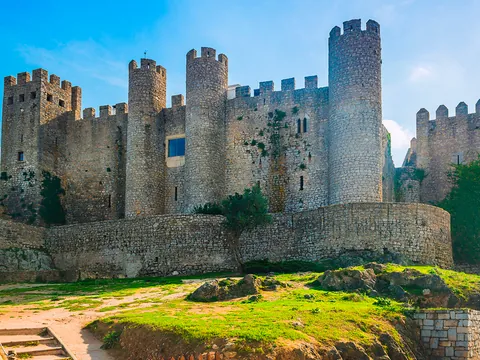 Castillo medieval de Óbidos sobre su muralla de piedra.