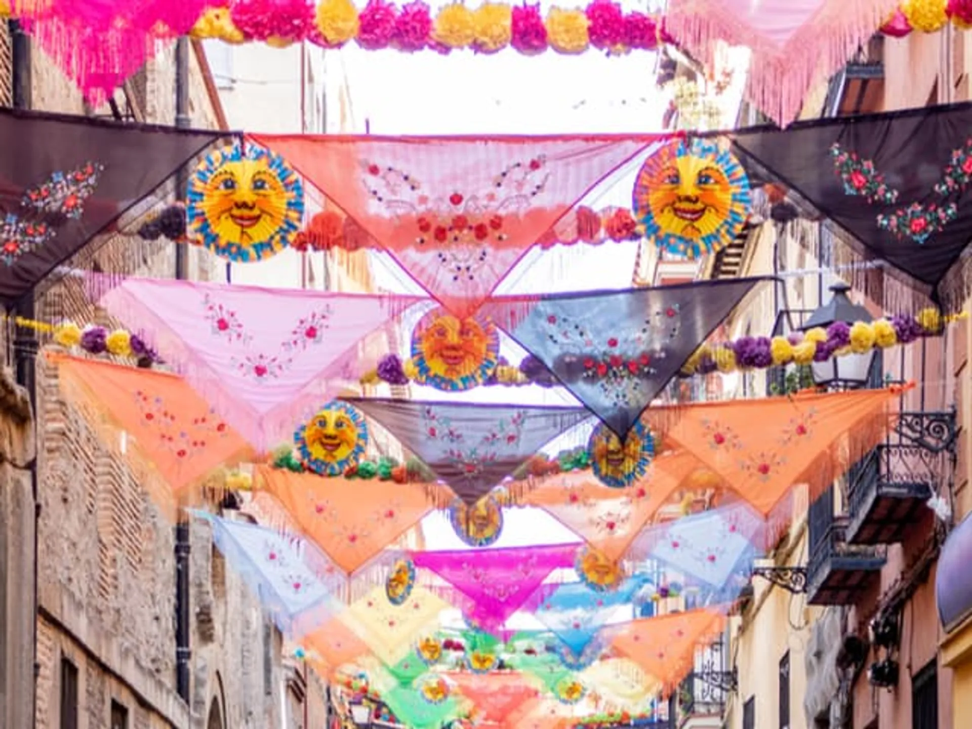 Barrio decorado con pañuelos típico de Madrid-Los escenarios de la Serie Valeria de Netflix- Blog Buendía Tours
