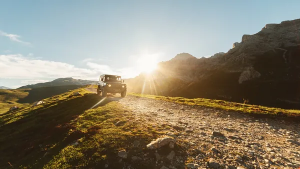 Todoterreno por pista de tierra en los Picos de Europa