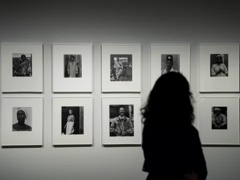 Mujer ante la exposición de Paul Strand en el centro KBR