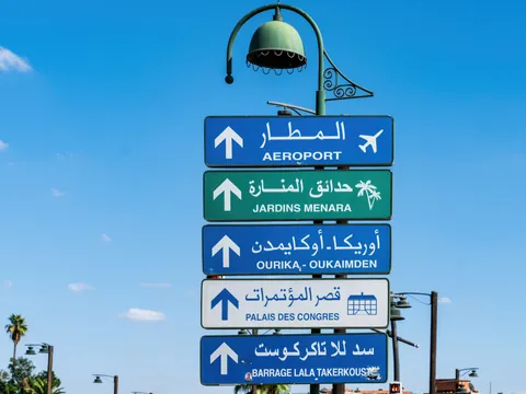 Señales de tráfico hacia el aeropuerto y jardines Menara en Marrakech