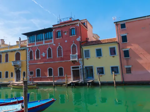 Las casas de colores aportan todavía más vida al canal de Chioggia.