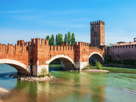 Vista del Ponte Scaligero, por el que cruzaremos en este tour a pie por Verona imprescindible.