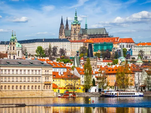 Vistas desde el agua de los monumentos de Praga.