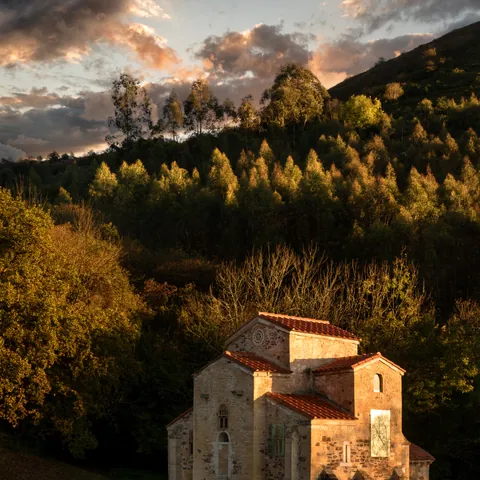 San Miguel de Lillo en el Monte Naranco de Oviedo - Monte Naranco - Qué ver en Oviedo - Guía de Viajes Oviedo - Buendía Tours