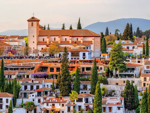 Vistas del Mirador de San Nicolás y su iglesia en el barrio del Albaicín, Granada
