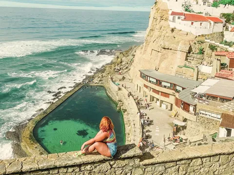 Mujer observando Azenhas do Mar, Portugal