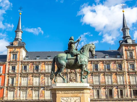 En la Plaza Mayor escucharemos anécdotas y curiosidades que nos revelará el guía.