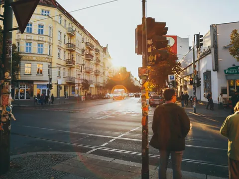 Cruce urbano al atardecer en el barrio de Friedrichshain, Berlín