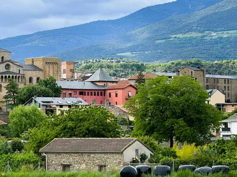 Vista de la iglesia de San Pedro de Siresa (Sancti Petri de Siresa) con la sierra de la Peña Forca.