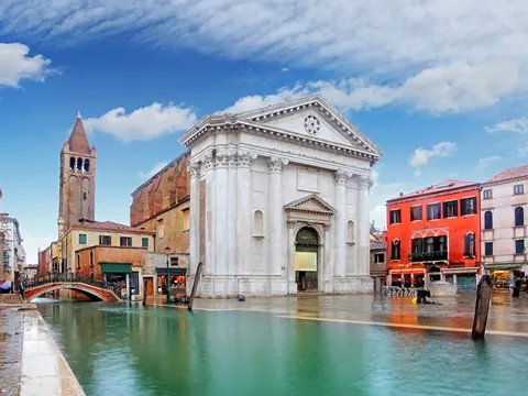Iglesia de San Barnaba frente al canal en el barrio de Dorsoduro, Venecia
