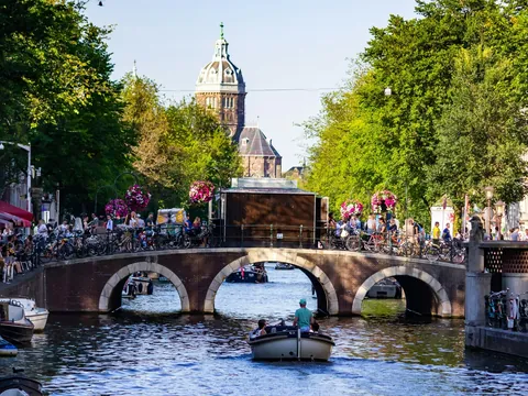 Puente histórico sobre un canal en Ámsterdam,